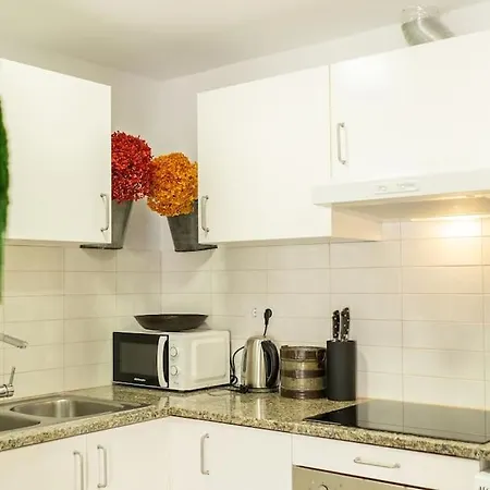 Seahomes Vacations - Centric 100m And Pkg Apartment *